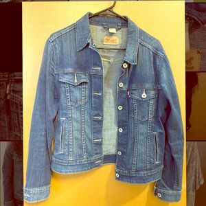 Vintage Levi’s Denim Trucker Jacket (like new)